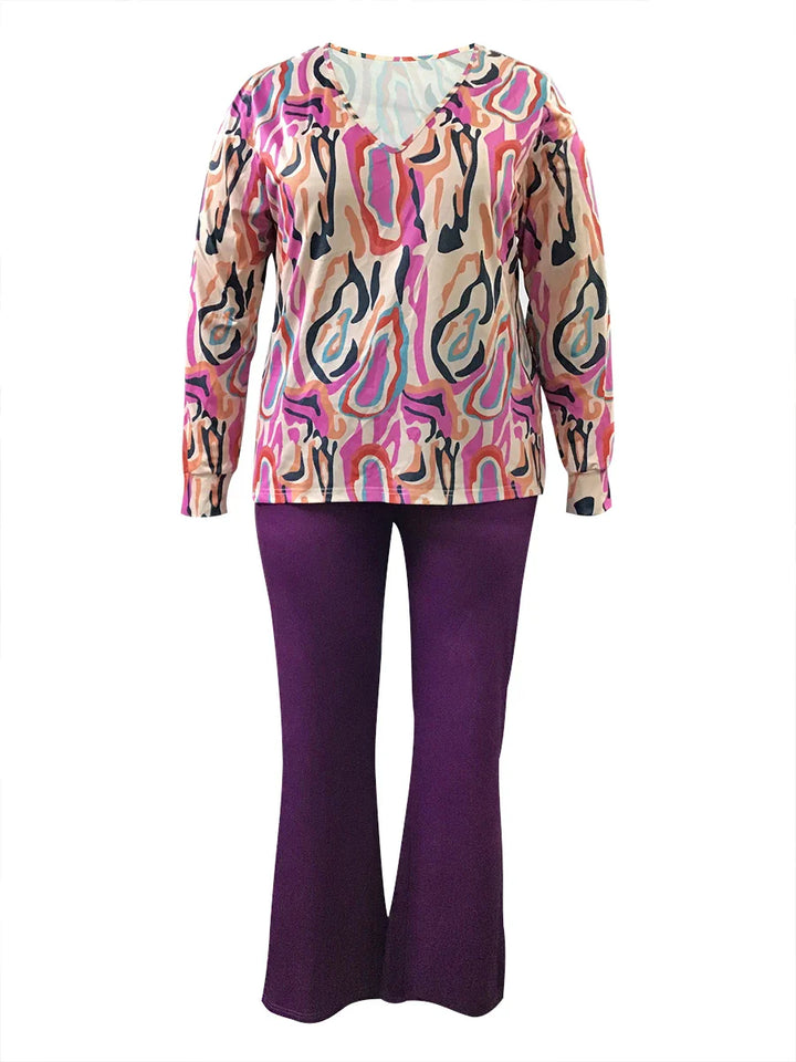 Buntes Damen-Outfit mit gemustertem Oberteil und lila Schlaghose, modisch und stilvoll.