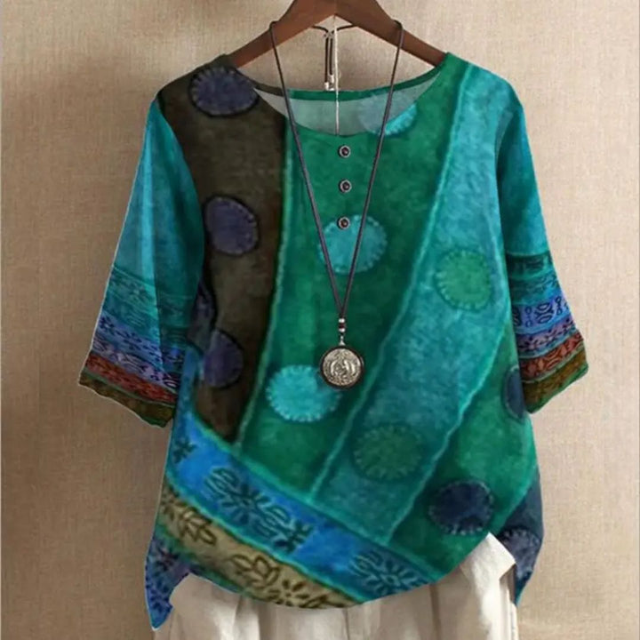 Bunte Damenbluse mit Ethno-Muster, Rundhals, Knöpfen, 3/4-Ärmeln, Baumwolle, Boho-Stil.
