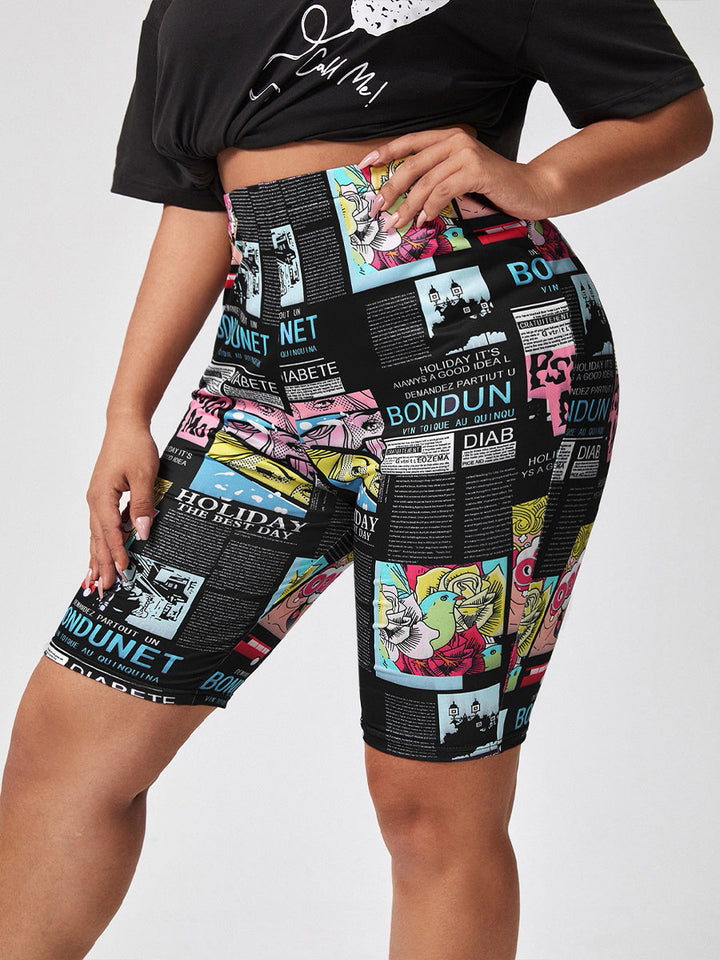 Frau in bedruckten Comic-Radlerhosen und schwarzem T-Shirt, modische Sportbekleidung.
