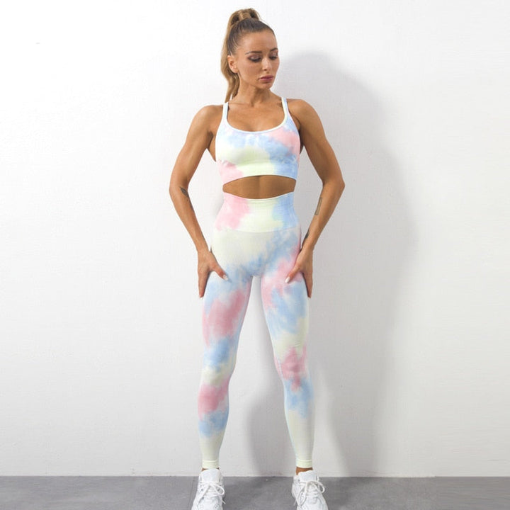 Frau in pastellfarbenem Sport-BH und Leggings, nahtlos, für Yoga und Fitness.