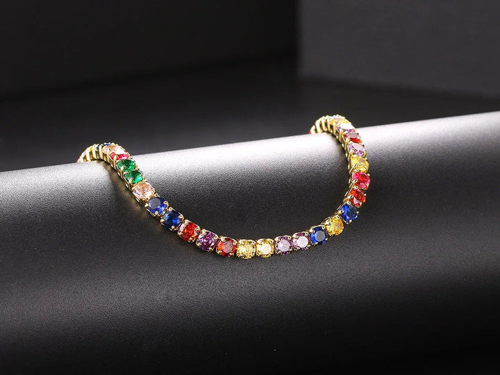 Goldene Halskette mit bunten Edelsteinen, luxuriöses Schmuckdesign, elegantes Accessoire.