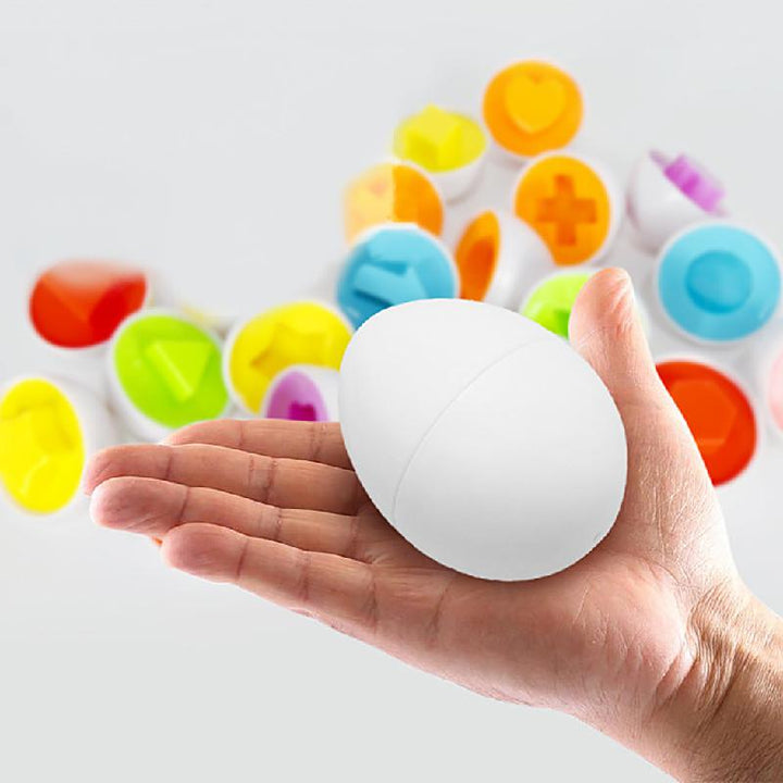 Weiße Lernspielzeug-Eier mit bunten Formen, pädagogisches Spielzeug für Kinder.