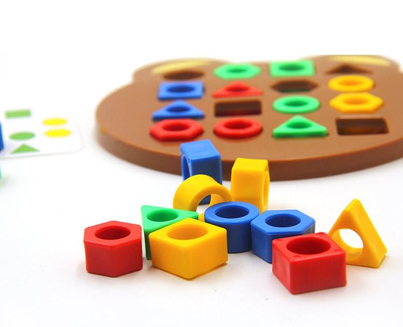 Buntes geometrisches Steckspiel aus Kunststoff für Kinder, Formen und Farben lernen.