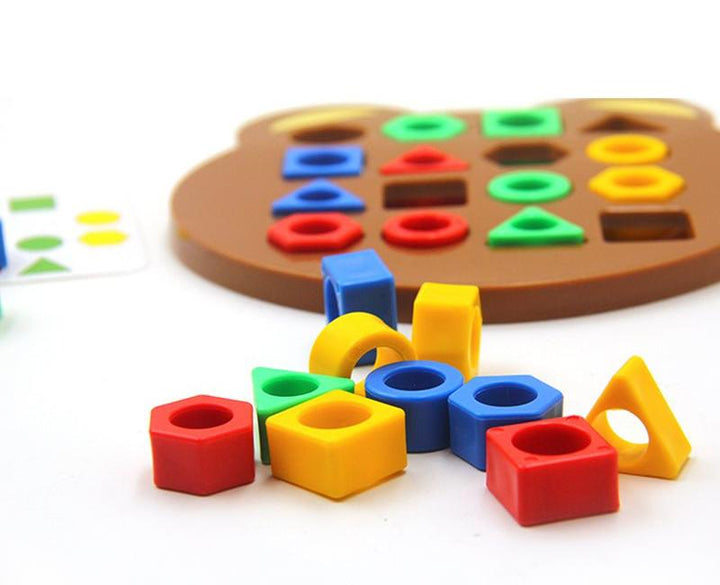 Buntes geometrisches Steckspiel aus Kunststoff für Kinder, Formen und Farben lernen.