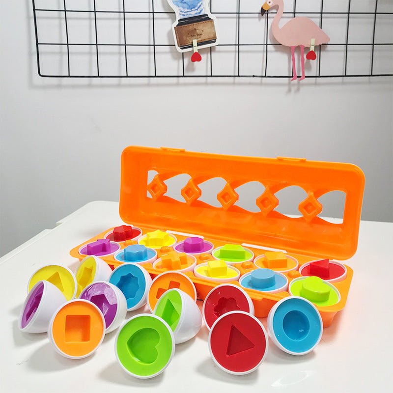 Buntes geometrisches Sortierspielzeug aus Kunststoff für Kinder, orangefarbene Box.