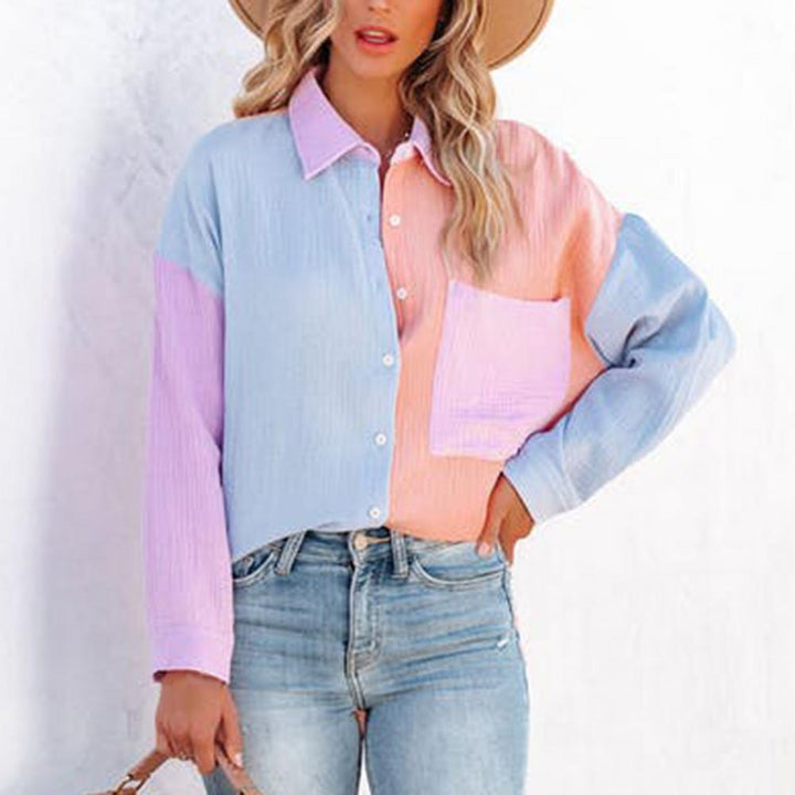 Frau in pastellfarbener Bluse, Jeans, Strohhut, modisch, lässig, Sommeroutfit.