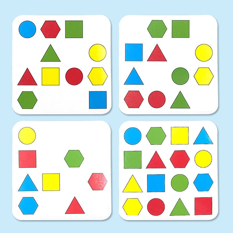 Vier weiße Spielkarten mit bunten geometrischen Formen: Kreise, Dreiecke, Quadrate, Sechsecke.