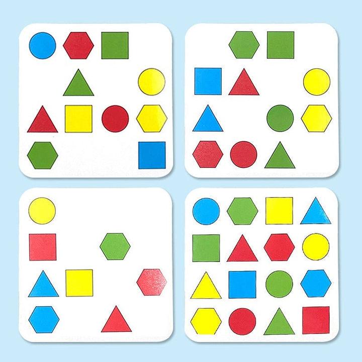 Vier weiße Spielkarten mit bunten geometrischen Formen: Kreise, Dreiecke, Quadrate, Sechsecke.