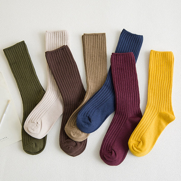 Bunte gerippte Socken aus Baumwolle, 6er-Pack, in verschiedenen Farben auf weißem Hintergrund.