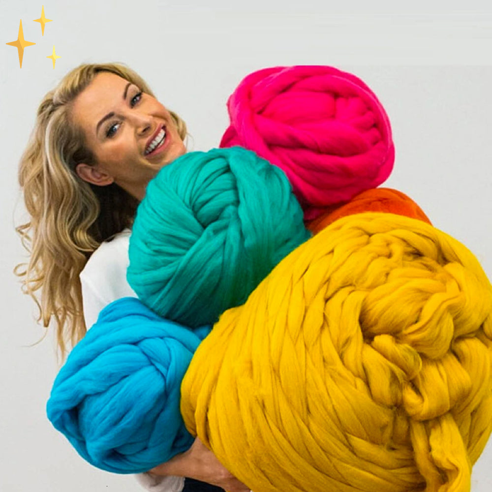 Frau mit buntem, dickem Strickgarn in Gelb, Pink, Türkis und Blau, Lächeln, DIY-Projekt.