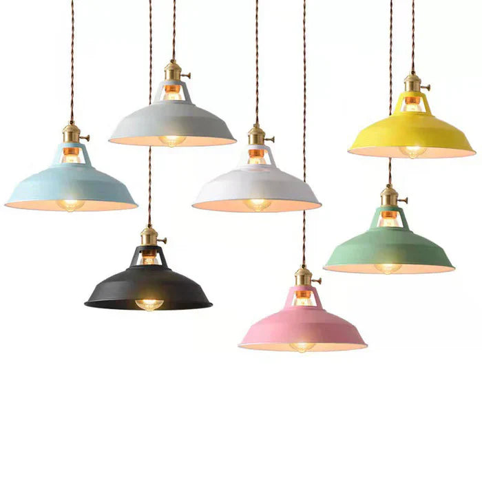 Bunte industrielle Hängelampen aus Metall, Vintage-Stil, ideal für Esszimmerbeleuchtung.