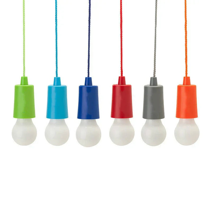 Bunte LED-Hängelampen mit farbigen Kabeln, modern, energiesparend, Inneneinrichtung.