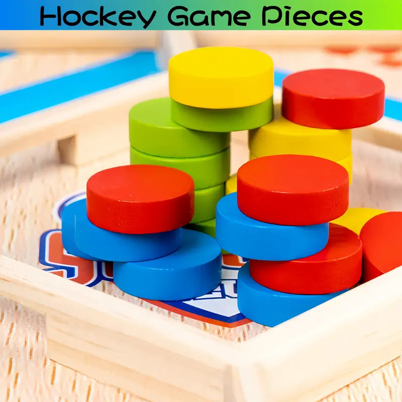 Bunte Hockey-Spielsteine aus Holz in Rot, Blau, Gelb und Grün auf Holzbrett.