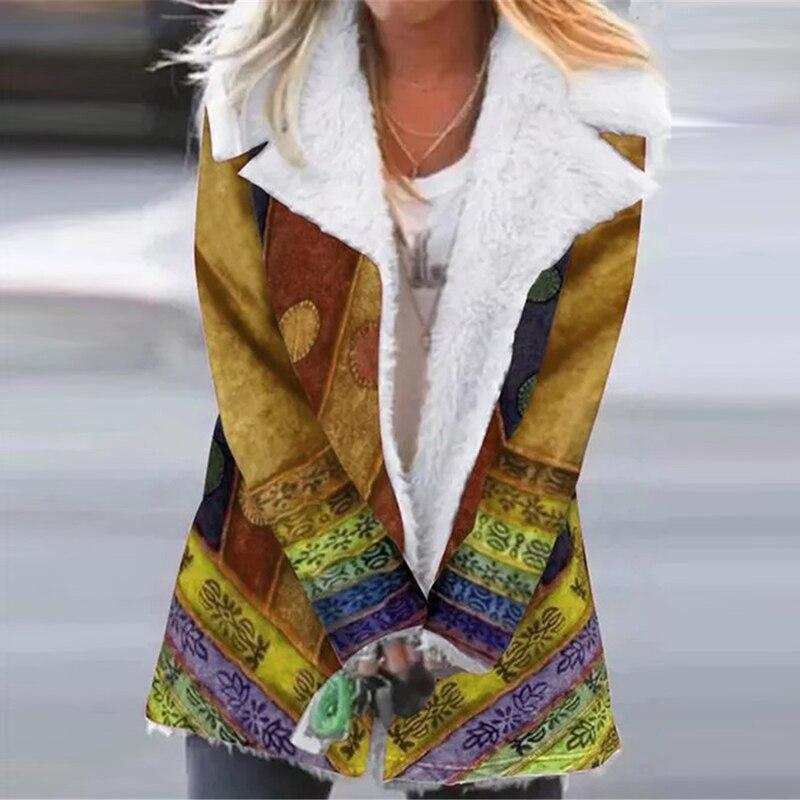 Farbige Damenjacke mit weißem Kunstpelzkragen, Boho-Stil, gemustert, modisch, Herbstmode.