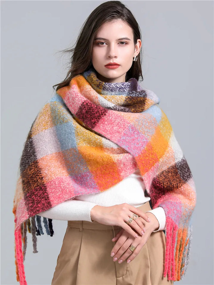 Frau mit buntem Karoschal aus Wolle, modisches Accessoire, Herbst-Winter-Mode.