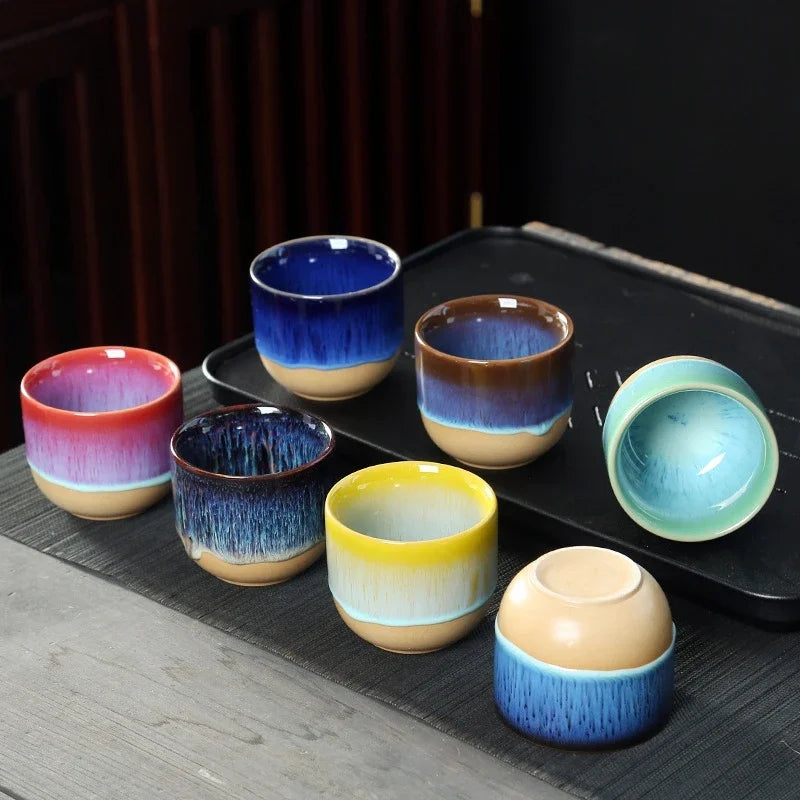 Sechs bunte Keramik-Teetassen auf Tablett, handgefertigt, modern, japanischer Stil.