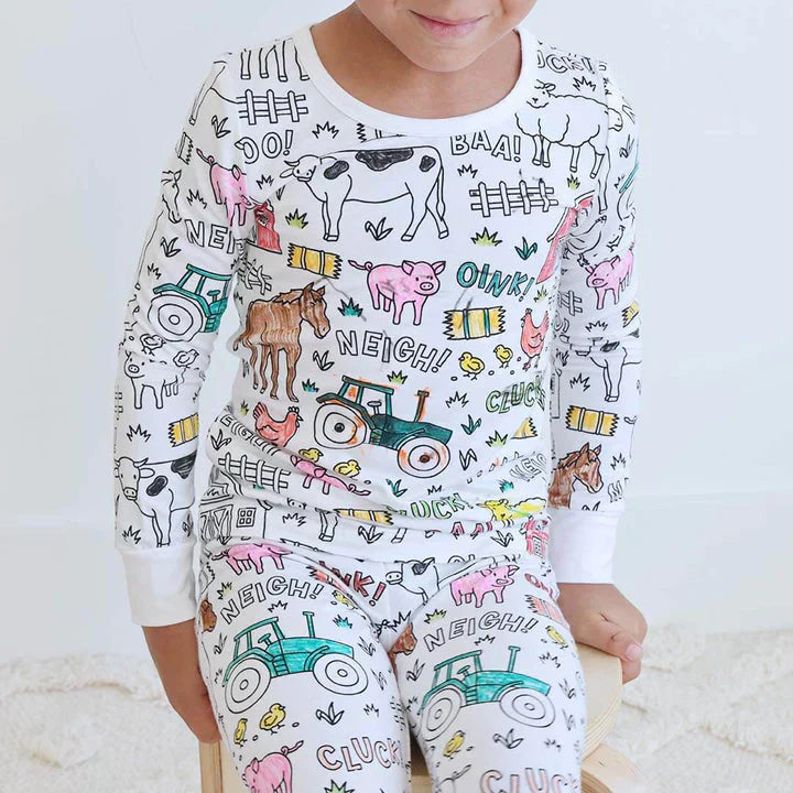 Kinderschlafanzug mit Bauernhof-Motiven, weiß, bunte Tiere und Traktoren, Baumwolle.