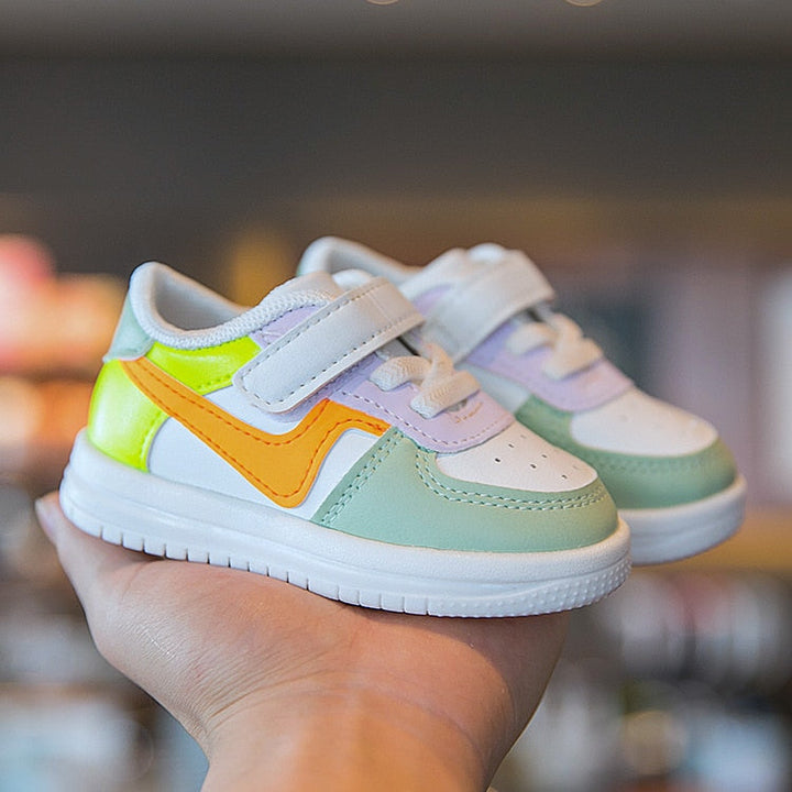 Bunte Kleinkind-Sneaker, weiß mit gelben und grünen Akzenten, Klettverschluss.