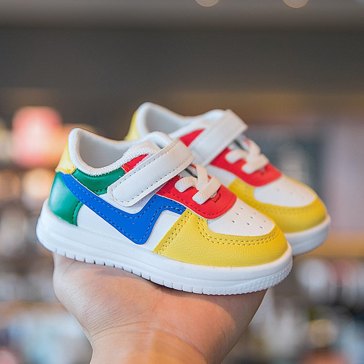 Bunte Kleinkind-Sneaker mit Klettverschluss, Leder, mehrfarbig, modisch, bequem.