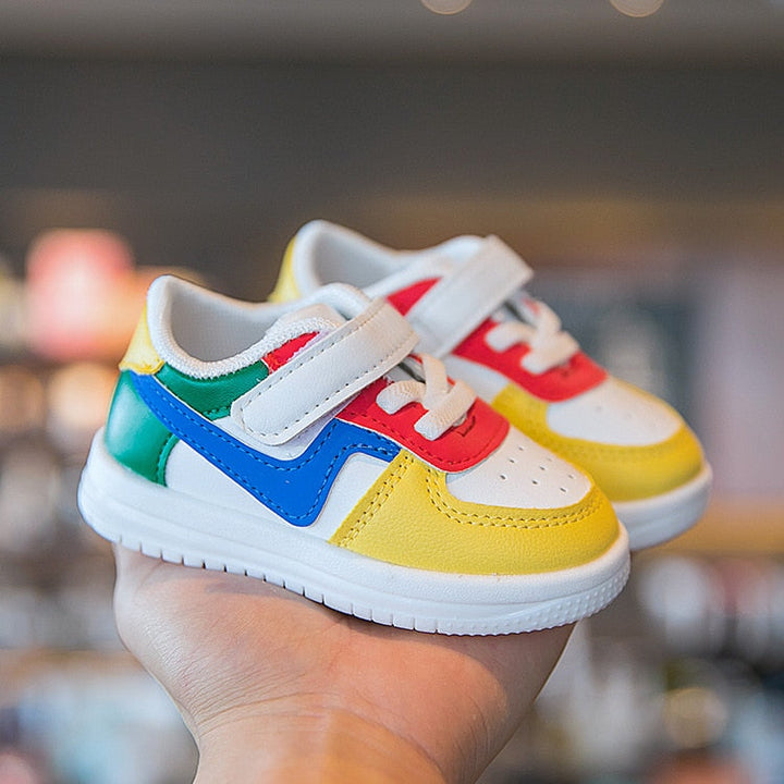 Bunte Kleinkind-Sneaker mit Klettverschluss, Leder, mehrfarbig, modisch, bequem.