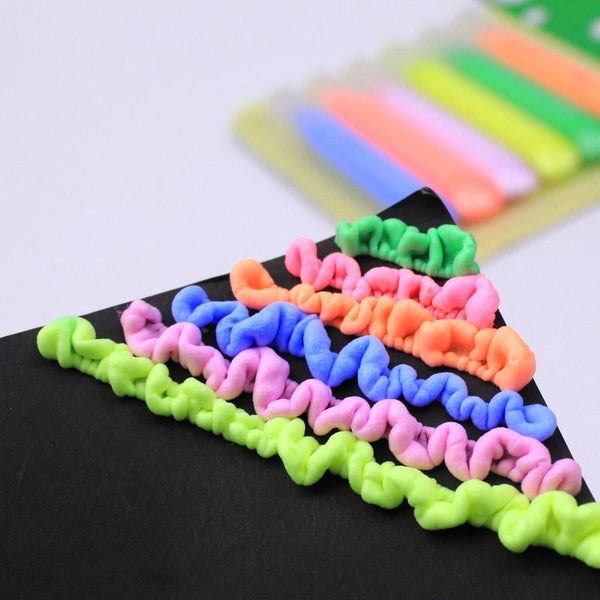Bunte, neonfarbene Haargummis auf schwarzem Hintergrund, elastisch, modisch, Accessoire.