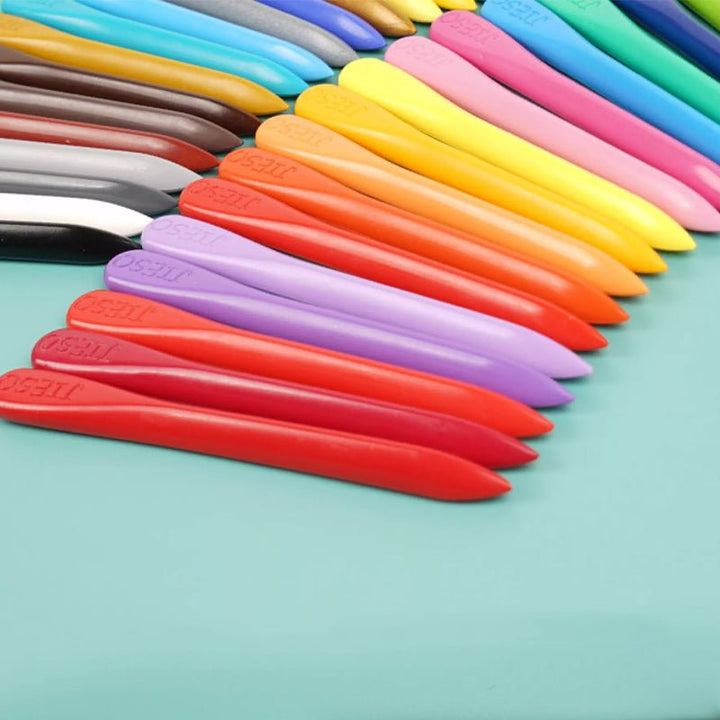 Bunte Kunststoffmesser auf grünem Hintergrund, ideal für Küche und Picknick.
