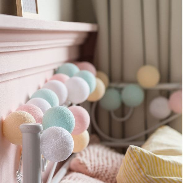 Pastellfarbene Lichterkette mit Kugeln, Dekoration für Kinderzimmer, gemütliche Beleuchtung.