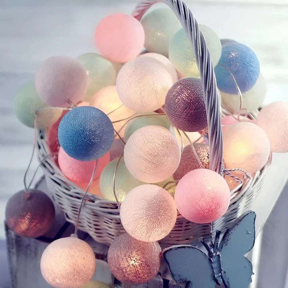 Bunte LED-Lichterkette in Korb, pastellfarbene Kugeln, Dekoration, stimmungsvolle Beleuchtung.