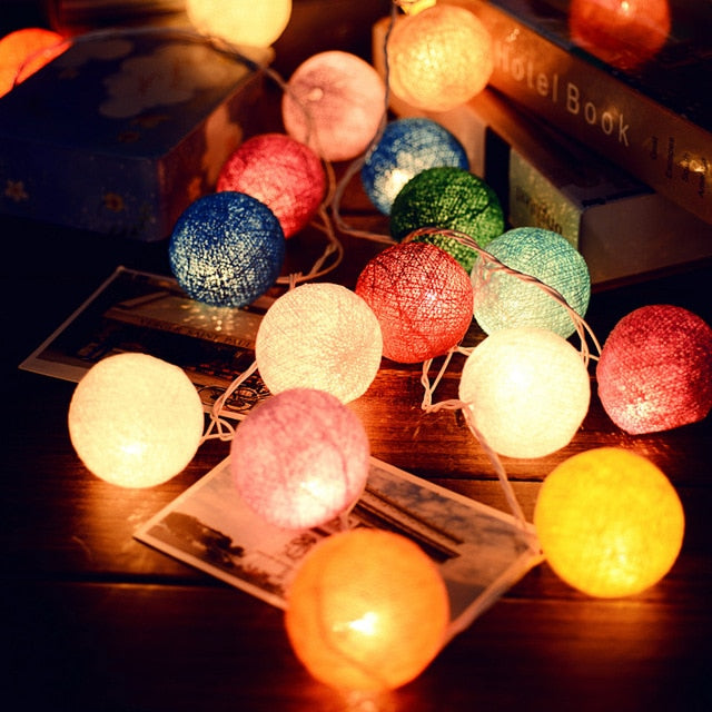 Bunte LED-Lichterkette mit Baumwollkugeln, dekorative Beleuchtung für Innenräume.