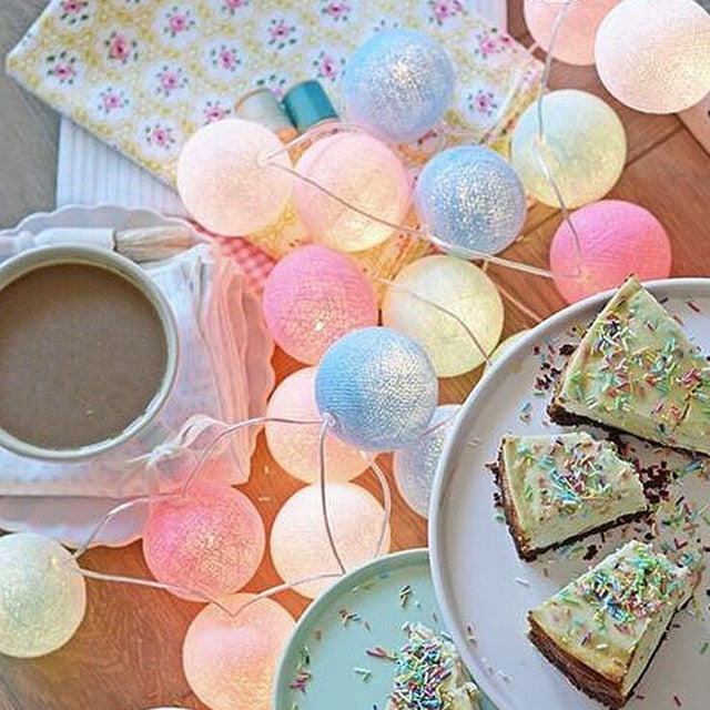 Kaffee und Kuchen mit bunten Lichterketten, gemütliche Atmosphäre, Dessert, Pastellfarben.