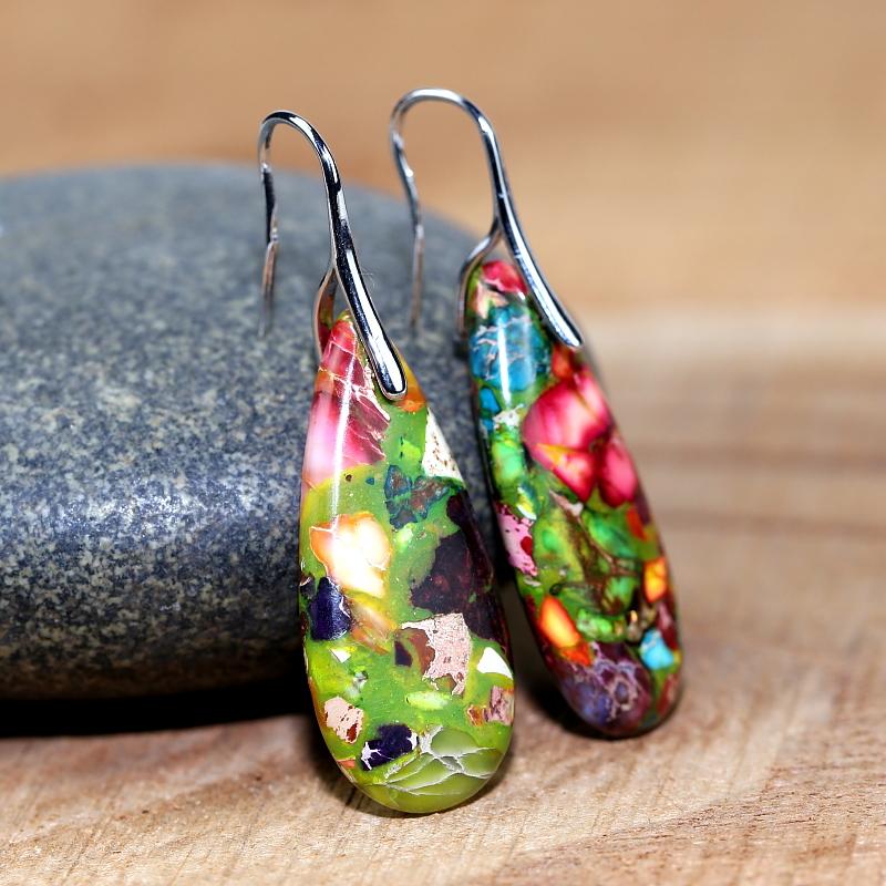 Bunte Harz-Ohrringe mit Haken, handgefertigt, einzigartiges Design, auf Holzoberfläche.