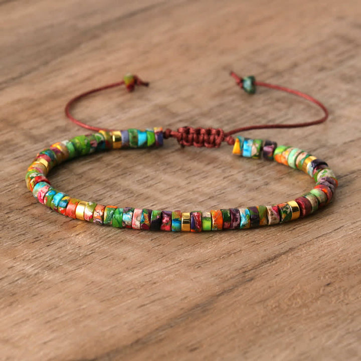 Bunte Perlenarmband aus Holz auf Holztisch, verstellbar, handgefertigt, modisches Accessoire.