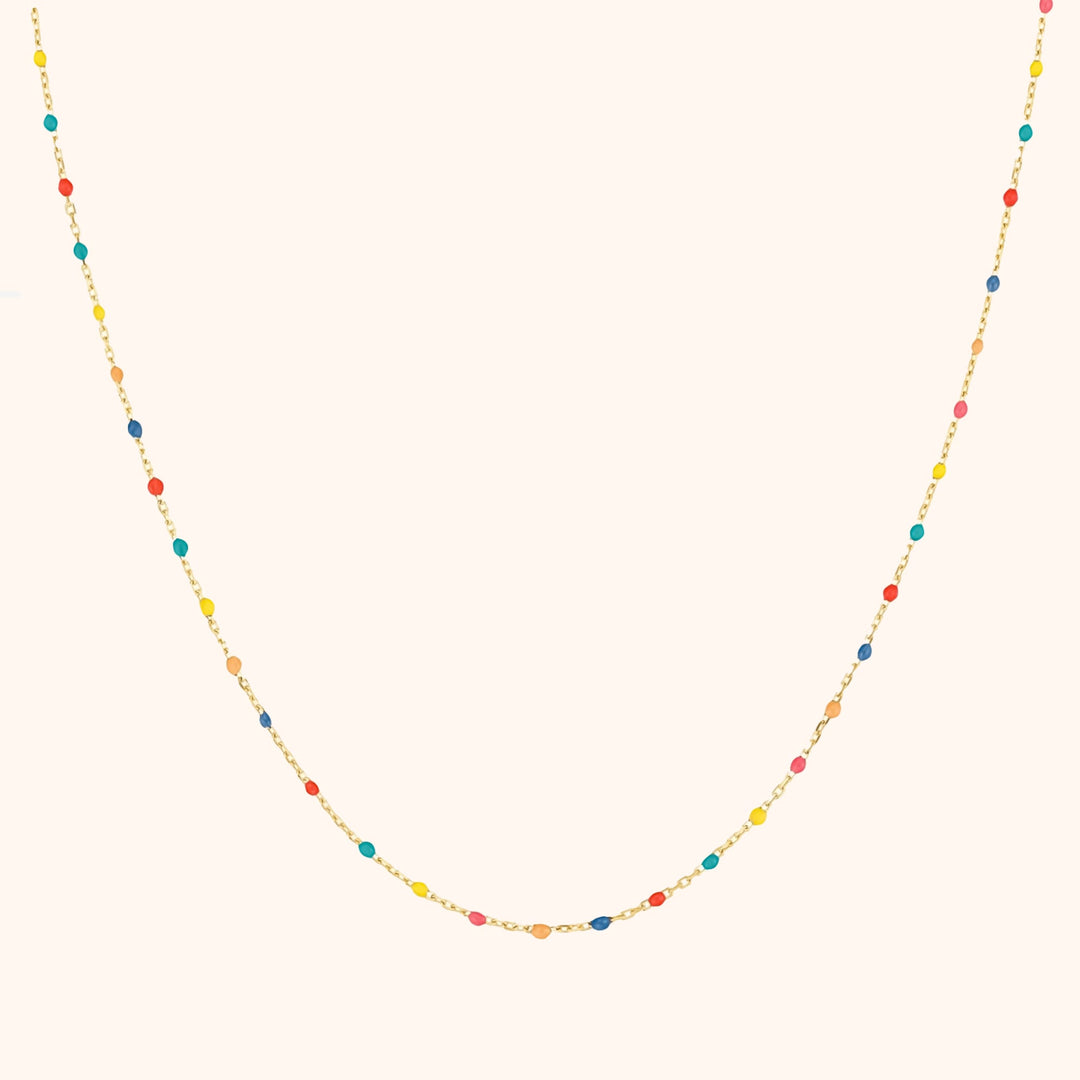 Goldene Halskette mit bunten Perlen, Damen Schmuck, modisches Accessoire, elegantes Design.