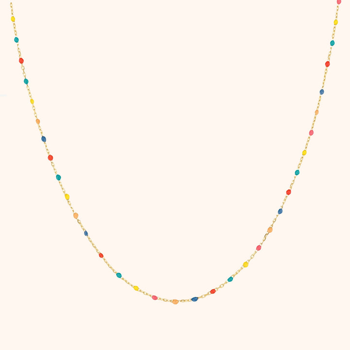 Goldene Halskette mit bunten Perlen, Damen Schmuck, modisches Accessoire, elegantes Design.