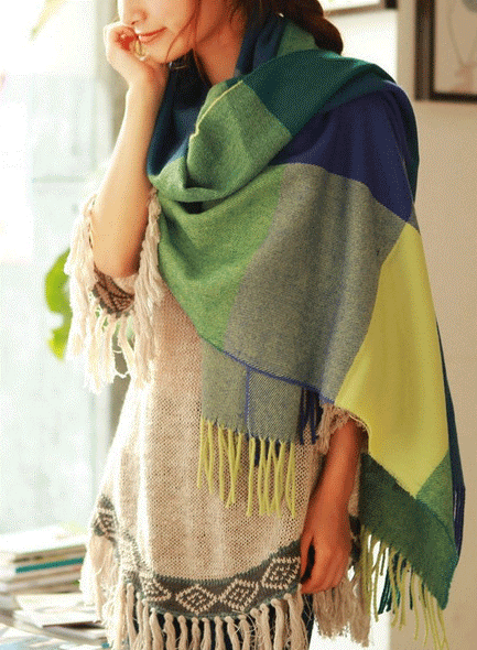 Frau mit grün-blauem Schal, Fransen, modisch, Herbst, Damenaccessoire, gemütlich, elegant.