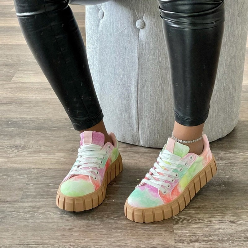 Farbige Damen-Sneaker mit dicker Sohle, Lederoptik, ideal für Freizeitmode.