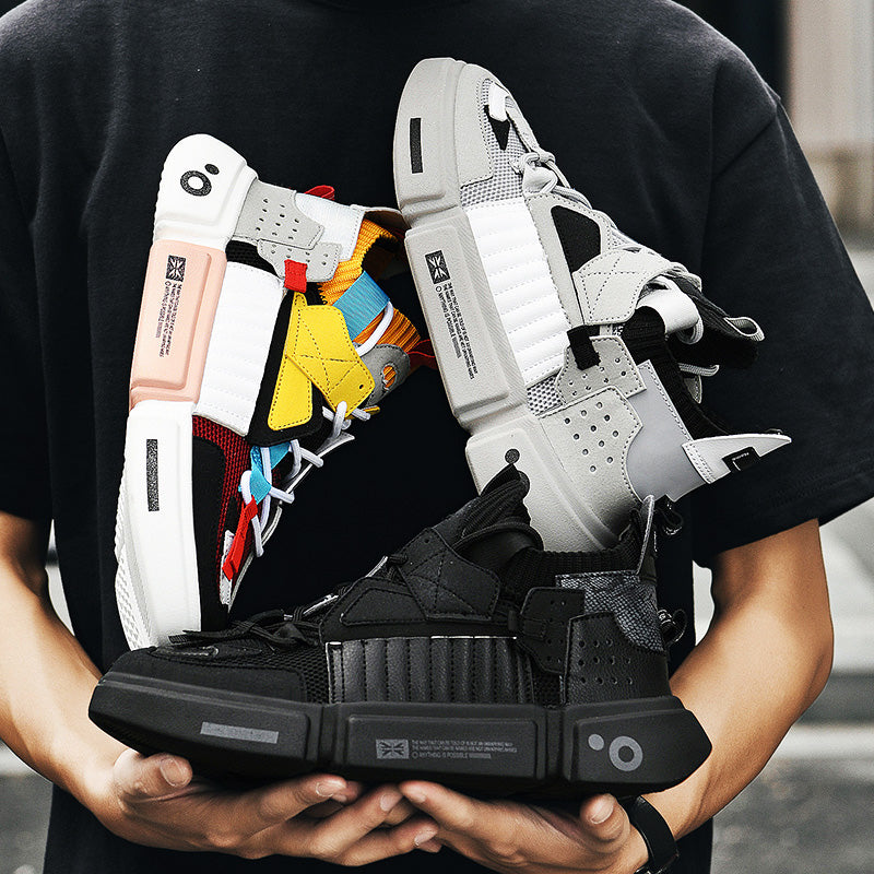 Drei Paar modische Sneaker in Schwarz, Grau und Bunt, moderne Streetwear-Schuhe.