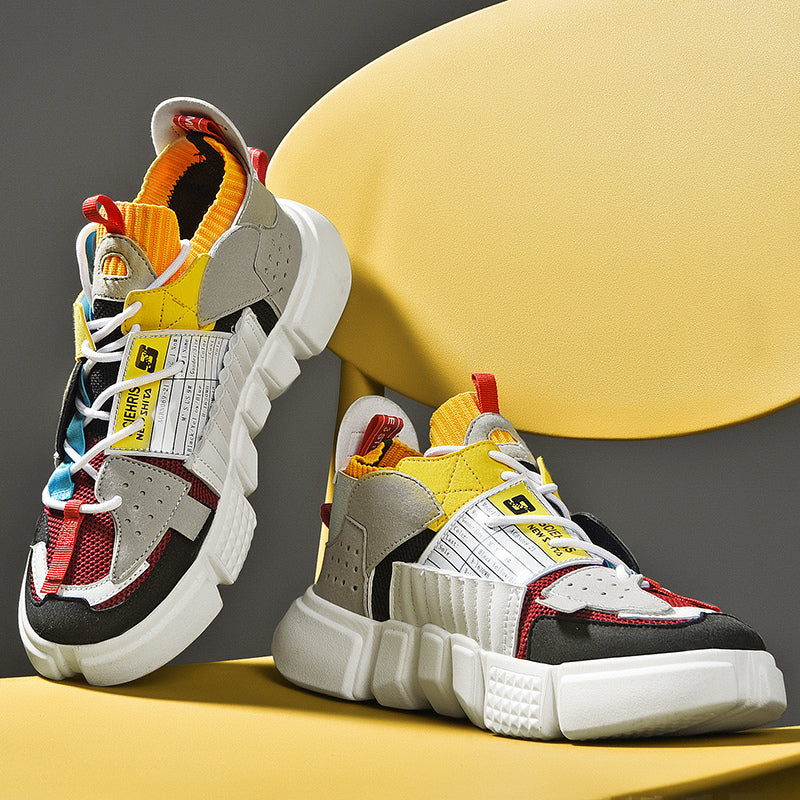 Bunte Sneaker auf gelbem Stuhl, modisch, sportlich, Unisex, trendige Straßenschuhe.