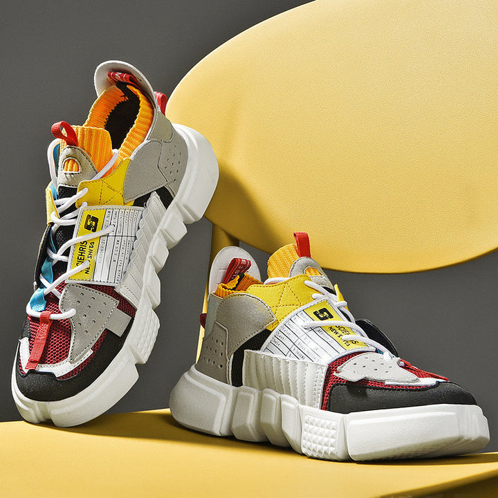 Bunte Sneaker auf gelbem Stuhl, modisch, sportlich, Unisex, trendige Straßenschuhe.