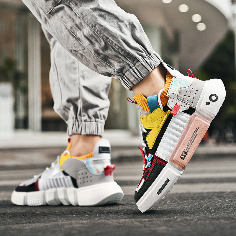Moderne bunte Sneaker auf Straße, graue Jogginghose, urbaner Stil, modische Sportschuhe.
