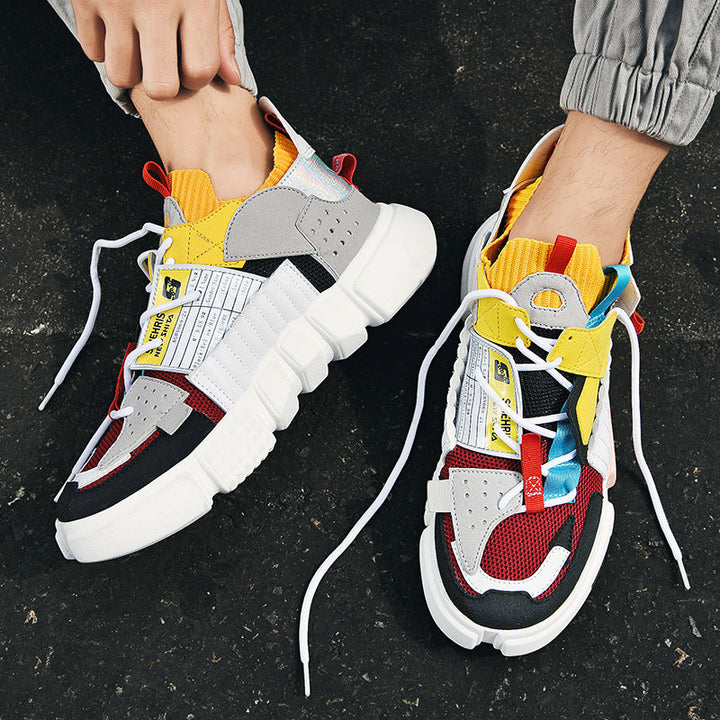 Bunte Sneaker mit weißer Sohle, mehrfarbigem Obermaterial, Schnürsenkeln, modisches Design.