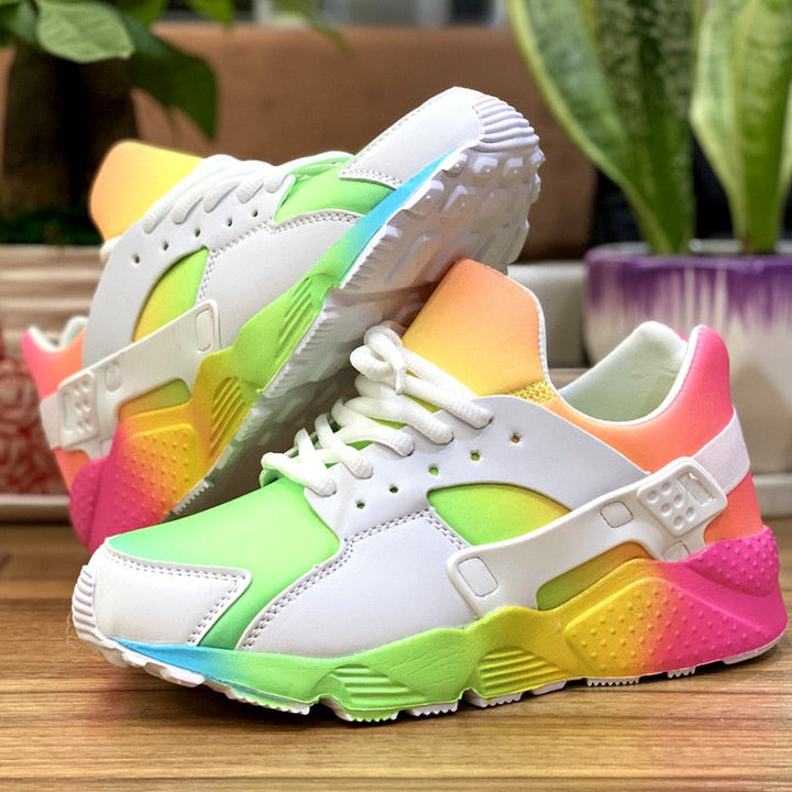 Weiße Sneaker mit buntem Farbverlauf, Damen, modisch, bequem, Freizeit, Turnschuhe.