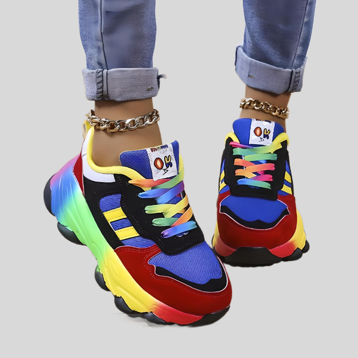 Bunte Sneaker mit Regenbogen-Schnürsenkeln, Damenmode, Freizeitschuhe, sportlich, modern.