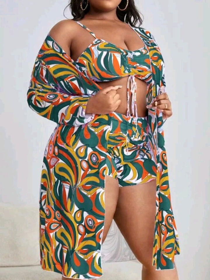 Frau in buntem, gemustertem Sommeroutfit mit Kimono, Top und Shorts.