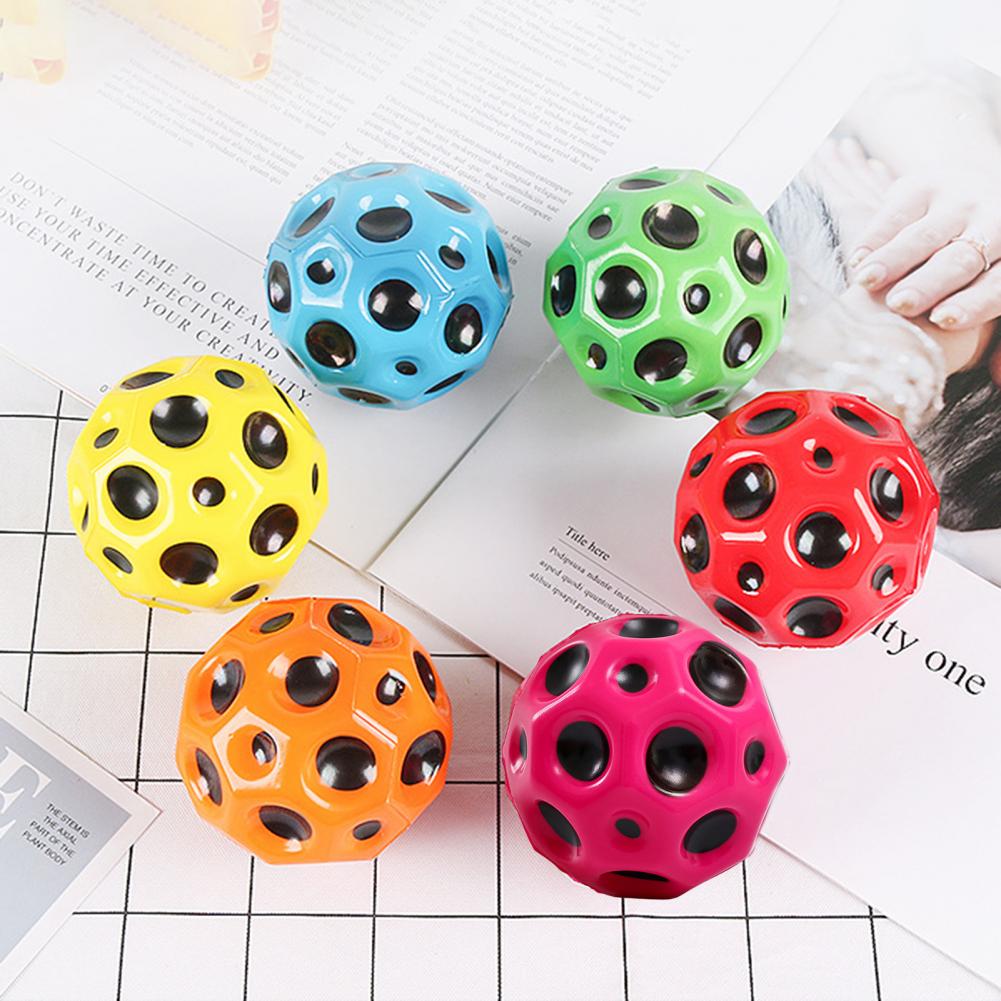 Bunte Hundespielzeugbälle aus Gummi, sechsteiliges Set, ideal für interaktives Spielen.