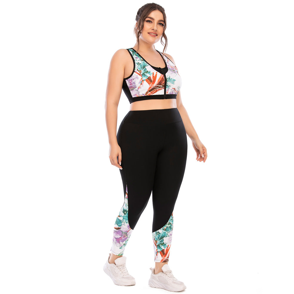 Frau in bunter Sportbekleidung, Leggings und Top, Fitnessmode, Plus-Size, Blumenmuster.