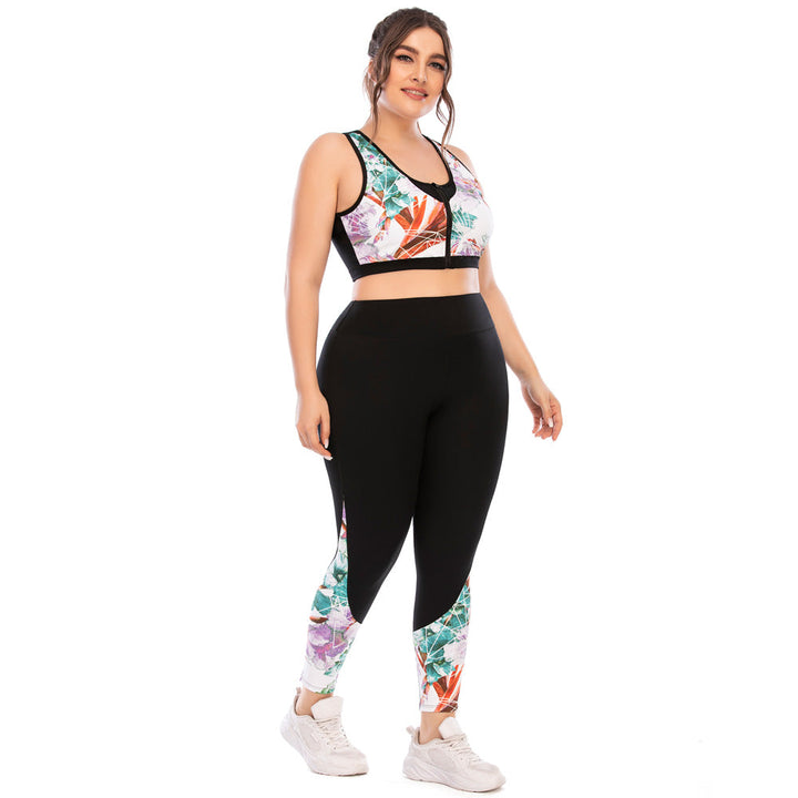 Frau in bunter Sportbekleidung, Leggings und Top, Fitnessmode, Plus-Size, Blumenmuster.