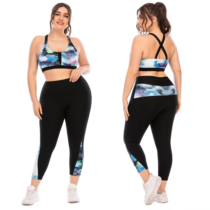Frau in bunter Sportbekleidung, Leggings und Sport-BH, Fitnessmode, Plus-Size, Vorder- und Rückansicht.