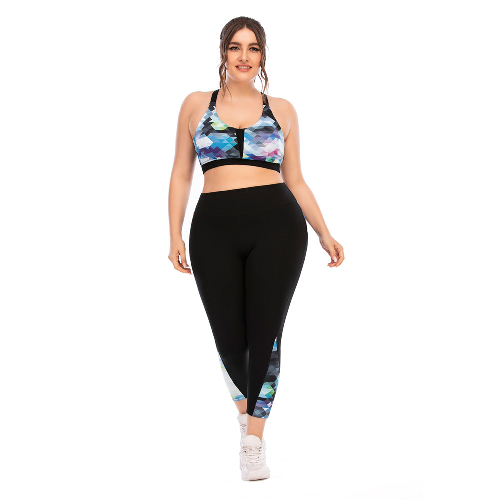 Frau in bunter Sportbekleidung, Leggings und Sport-BH, Fitnessmode, Plus-Size, Studioaufnahme.