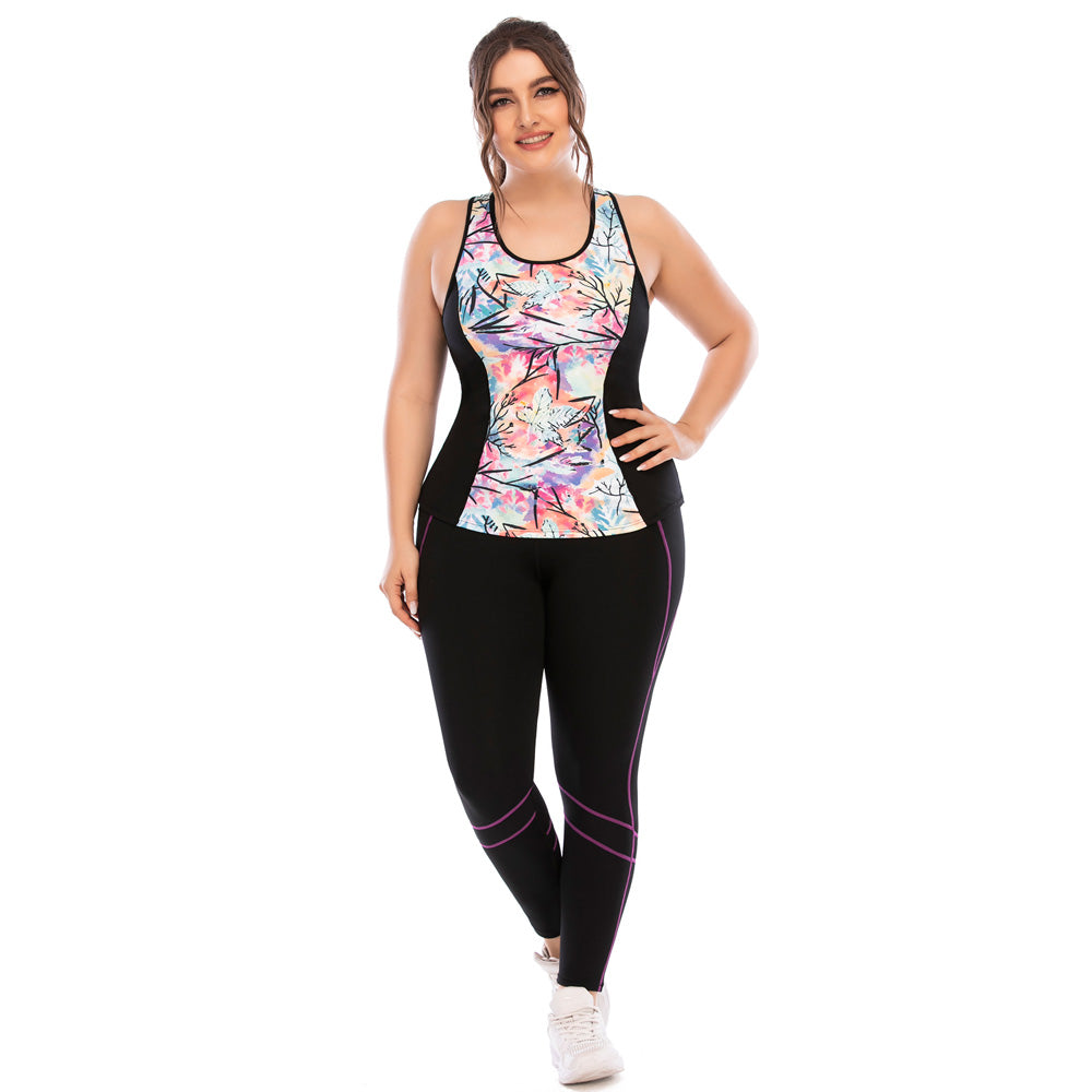 Frau in bunter Sportbekleidung, Fitness-Leggings, ärmelloses Top, Plus-Size-Mode.